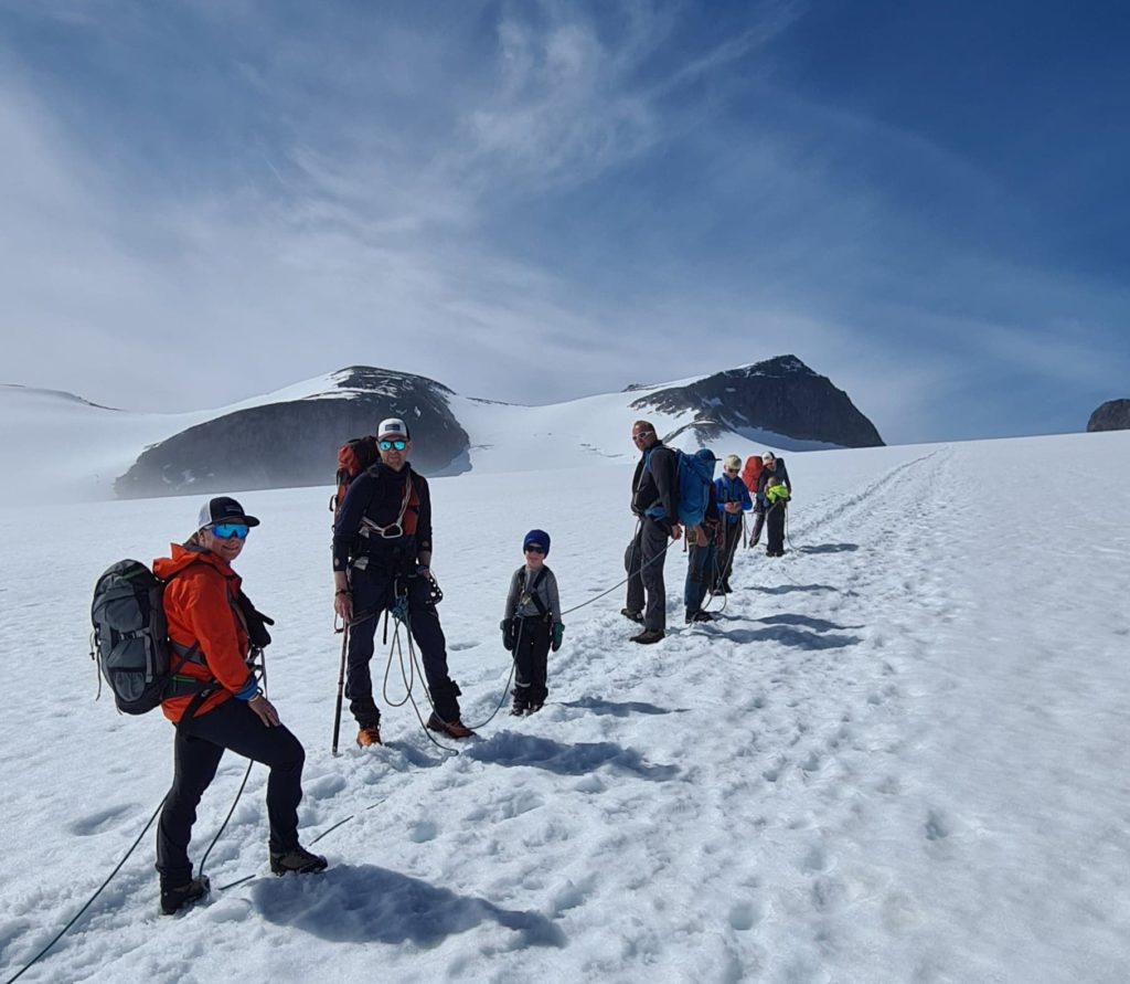 Familie på tur til Galdhøpiggen